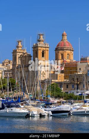 Ville de Birgu à Malte, église Saint-Laurent et port de plaisance de Vittoriosa dans le Grand Port Banque D'Images