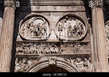 Arc de Constantine à Rome, Italie. Reliefs anciens sur des cocardes représentant Hadrien et Antinous parcousons pour la chasse (117—138 EC) et sacrifiant à Banque D'Images