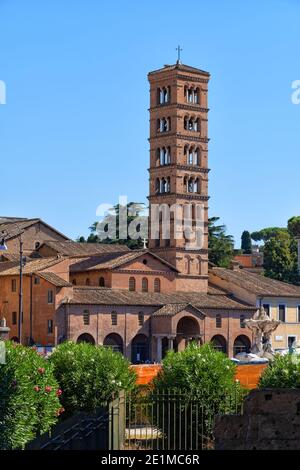 Clocher de l'église médiévale de la basilique Saint-Marie à Cosmedin à Rome, Italie Banque D'Images