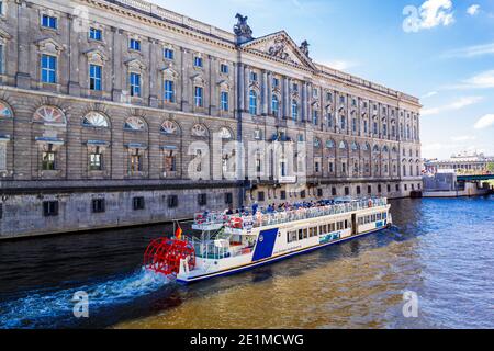 Berlin, Allemagne - 22 août 2011 : un bateau touristique navigue sur la Spree, au fond de la bibliothèque de la ville de Berlin. Banque D'Images