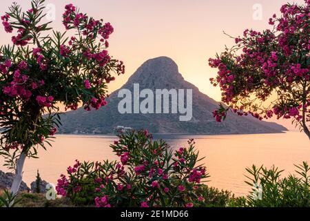 Îles grecques coucher de soleil de la mandre vue encadrée sur l'île de Telendos, Kalymnos, Dodécanèse, Grèce Banque D'Images