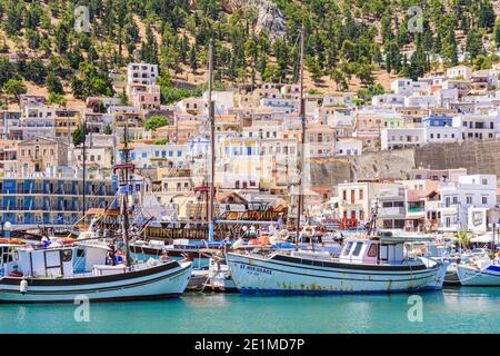 Des bateaux amarrés le long du front de mer de Pothia, Kalymnos, Dodécanèse, Grèce Banque D'Images