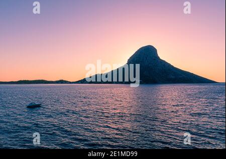 Coucher de soleil sur l''île de Telendos, Kalymnos, Dodécanèse, Grèce Banque D'Images