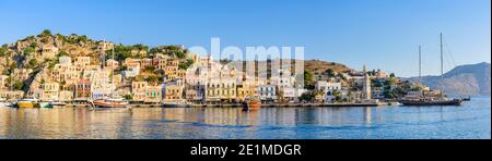 Panorama du front de mer pittoresque de la ville de Gialos, sur l'île de Symi, Dodécanèse, Grèce Banque D'Images