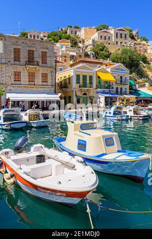 Petits bateaux de pêche le long du front de mer de Symi Town, Gialos, Symi Island, Grèce Banque D'Images