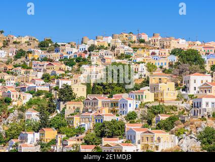 Anciens moulins à vent et demeures néo-classiques de l'ancienne colline Horio, Symi Island, Dodécanèse, Grèce Banque D'Images