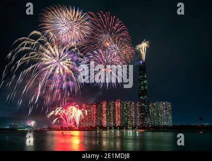 Feux d'artifice colorés bonne année 2021 illuminent le ciel au-dessus du quartier des affaires à Ho Chi Minh ville, Vietnam Banque D'Images