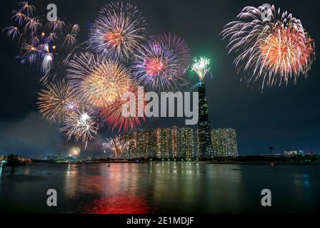 Feux d'artifice colorés bonne année 2021 illuminent le ciel au-dessus du quartier des affaires à Ho Chi Minh ville, Vietnam Banque D'Images