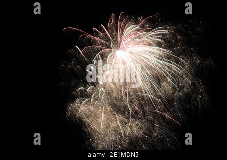 feux d'artifice colorés et délicats dans la nuit de la nouvelle année Banque D'Images