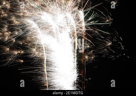 grands feux d'artifice lumineux lors de la fête du nouvel an Banque D'Images