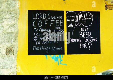 Crète, Grèce - 16 septembre 2017: Un tableau noir avec une craie blanche marketing c'est café et bière avec son slogan à l'extérieur d'un café en Europe Banque D'Images