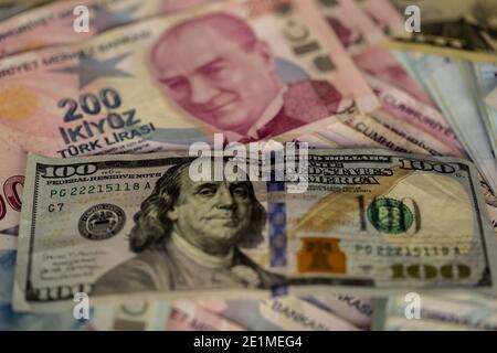 Gaziantep, Anatolie du Sud-est, Turquie. 30 décembre 2020. Gaziantep, Turquie. Un billet de 100 $ se trouve en plus de plusieurs billets de la livre turque sur le comptoir d'un magasin du Bureau de change dans la ville de Gaziantep, dans le sud de la Turquie. La lire turque est la monnaie nationale de la Turquie, mais elle est également utilisée dans le nord de Chypre. Les billets de la livre turque de â‚º5, â‚º10, â‚º20, â‚º50, â‚º100 et â‚º200 sont émis par la Banque centrale de la République de Turquie. La Lira turque a atteint une série de records par rapport au dollar américain en 2020 pour récupérer un peu de terrain à la mi-décembre 2020 (Credit image: © Muhammad ATA/IMAGESLIVE via Banque D'Images