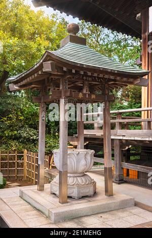 tokyo, japon - novembre 05 2020 : architecture bouddhiste japonaise traditionnelle d'un pavillon en bois recouvert de lamelles votives nommées senjafuda logement a s. Banque D'Images