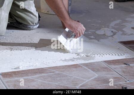 Tiler travailleur pendant son travail Banque D'Images