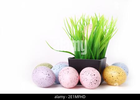 Œufs décorés pour Pâques sur fond blanc Banque D'Images