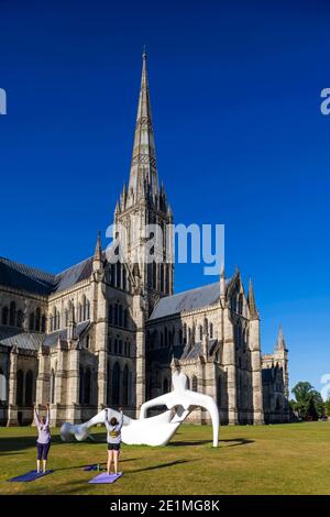 Angleterre, Wiltshire, Salisbury, Cathédrale de Salisbury et Henry Moore Sculpture intitulée « large inclinable Figure » en date de 1983 Banque D'Images