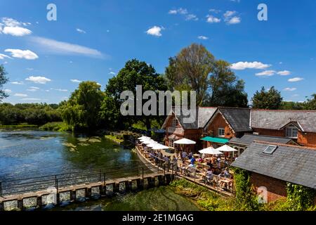 Angleterre, Hampshire, Stockbridge, The Mayfly Pub and River Test Banque D'Images