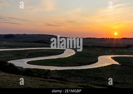 Angleterre, East Sussex, Eastbourne, South Downs National Park, Birling Gap, la rivière Cuckmere au coucher du soleil Banque D'Images