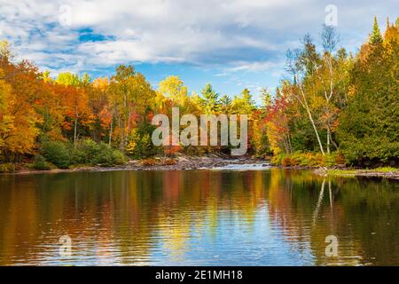 Parc provincial OxTongue Rapids Muskoka Highlands Dwight Ontario Canada in automne Banque D'Images