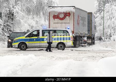 Roetgen, Allemagne. 08 janvier 2021. Les policiers réglementent la circulation sur la route fédérale 258, près de Roetgen. La neige et la glace ont provoqué des perturbations dans certaines parties de la Rhénanie-du-Nord-Westphalie. Credit: Federico Gambarini/dpa/Alay Live News Banque D'Images