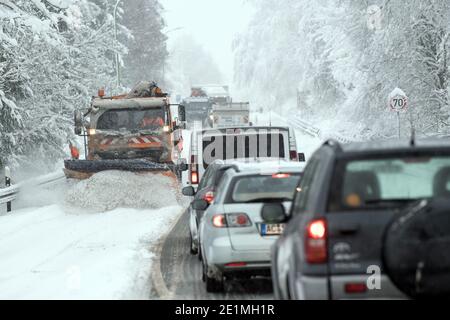 Roetgen, Allemagne. 08 janvier 2021. Une chasse-neige s'écarte de la route près de Roetgen sur la route principale B258. La neige et la glace ont provoqué des perturbations dans certaines parties de la Rhénanie-du-Nord-Westphalie. Credit: Federico Gambarini/dpa/Alay Live News Banque D'Images