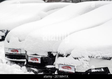 Roetgen, Allemagne. 08 janvier 2021. Des voitures à neige se trouvent dans les locaux d'un concessionnaire automobile à Roetgen. La neige et les routes glissantes ont causé des perturbations dans certaines parties de la Rhénanie-du-Nord-Westphalie. Credit: Federico Gambarini/dpa/Alay Live News Banque D'Images