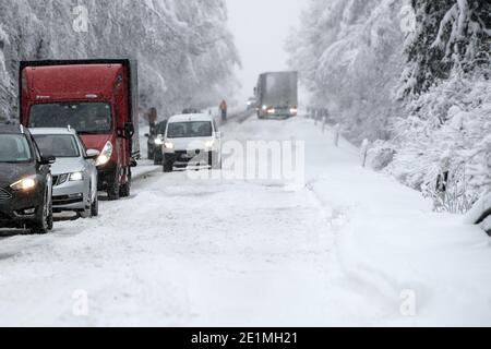 Roetgen, Allemagne. 08 janvier 2021. Les voitures et les camions sont bloqués dans la circulation sur la B258 près de Roetgen. La neige et la glace ont provoqué des perturbations dans certaines parties de la Rhénanie-du-Nord-Westphalie. Credit: Federico Gambarini/dpa/Alay Live News Banque D'Images