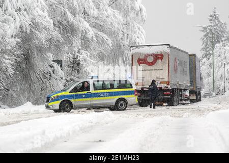 Roetgen, Allemagne. 08 janvier 2021. Les policiers réglementent la circulation sur la route fédérale 258, près de Roetgen. La neige et la glace ont provoqué des perturbations dans certaines parties de la Rhénanie-du-Nord-Westphalie. Credit: Federico Gambarini/dpa/Alay Live News Banque D'Images