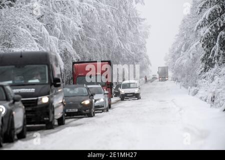 Roetgen, Allemagne. 08 janvier 2021. Les voitures et les camions sont bloqués dans la circulation sur la B258 près de Roetgen. La neige et la glace ont provoqué des perturbations dans certaines parties de la Rhénanie-du-Nord-Westphalie. Credit: Federico Gambarini/dpa/Alay Live News Banque D'Images