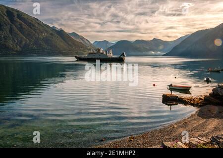 Paysage du fjord Norvège. En début de matinée, voiture et ferry pour passagers traversant Storfjorden Banque D'Images