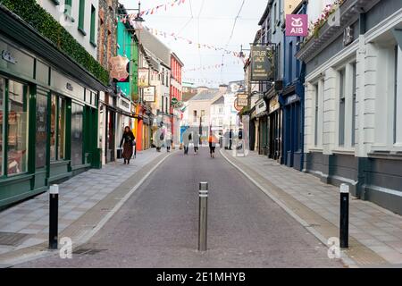 Le calme vide et déserté sans voitures Plunkett Street à Killarney, comté de Kerry, Irlande en octobre 2020 Banque D'Images