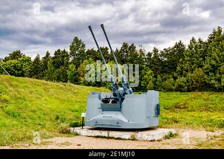 Kronshtadt, Saint-Pétersbourg, Russie - Septermber 5, 2020: Canons antiaériens de 57 mm sur la batterie «Demidov» Banque D'Images