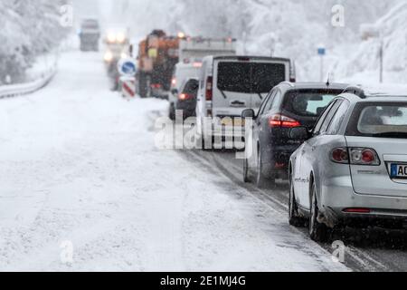 Roetgen, Allemagne. 08 janvier 2021. Les voitures et les camions sont bloqués dans la circulation sur la B258 près de Roetgen. La neige et la glace ont provoqué des perturbations dans certaines parties de la Rhénanie-du-Nord-Westphalie. Credit: Federico Gambarini/dpa/Alay Live News Banque D'Images