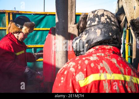 (210108) -- DAQING, le 8 janvier 2021 (Xinhua) -- les travailleurs de l'équipe de forage no 1205 travaillent à une plate-forme de forage pétrolier à Daqing Oilfield, dans la province de Heilongjiang, au nord-est de la Chine, le 7 janvier 2021. L'équipe de forage n° 1205 de Daqing Oilfield a foré plus de 100,000 mètres de façon cumulative en 2020, réalisant ainsi l'objectif d'un total annuel de plus de 100,000 mètres forés pendant quatre années consécutives. L'équipe était dirigée par l'homme du fer Wang Jinxi, un ouvrier modèle du champ pétrolifère qui a consacré sa vie au développement de l'industrie pétrolière chinoise. (Chanson Xinhua/Wang) Banque D'Images