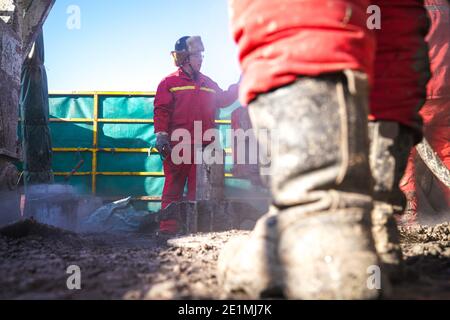 (210108) -- DAQING, le 8 janvier 2021 (Xinhua) -- les travailleurs de l'équipe de forage no 1205 travaillent à une plate-forme de forage pétrolier à Daqing Oilfield, dans la province de Heilongjiang, au nord-est de la Chine, le 7 janvier 2021. L'équipe de forage n° 1205 de Daqing Oilfield a foré plus de 100,000 mètres de façon cumulative en 2020, réalisant ainsi l'objectif d'un total annuel de plus de 100,000 mètres forés pendant quatre années consécutives. L'équipe était dirigée par l'homme du fer Wang Jinxi, un ouvrier modèle du champ pétrolifère qui a consacré sa vie au développement de l'industrie pétrolière chinoise. (Chanson Xinhua/Wang) Banque D'Images