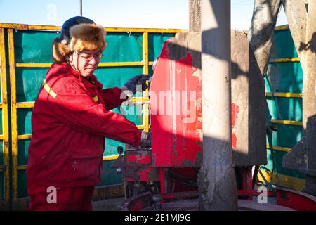 (210108) -- DAQING, le 8 janvier 2021 (Xinhua) -- les travailleurs de l'équipe de forage no 1205 travaillent à une plate-forme de forage pétrolier à Daqing Oilfield, dans la province de Heilongjiang, au nord-est de la Chine, le 7 janvier 2021. L'équipe de forage n° 1205 de Daqing Oilfield a foré plus de 100,000 mètres de façon cumulative en 2020, réalisant ainsi l'objectif d'un total annuel de plus de 100,000 mètres forés pendant quatre années consécutives. L'équipe était dirigée par l'homme du fer Wang Jinxi, un ouvrier modèle du champ pétrolifère qui a consacré sa vie au développement de l'industrie pétrolière chinoise. (Chanson Xinhua/Wang) Banque D'Images