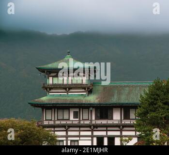 Vue sur l'aile sud de Ryuguden, une station thermale construite en 1938 comme une maison d'hôtes pour la haute société visitant les rives du lac Ashinoko, qui wa Banque D'Images