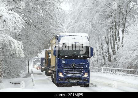 Roetgen, Allemagne. 08 janvier 2021. Les voitures et les camions sont bloqués dans la circulation sur la B258 près de Roetgen. La neige et la glace ont provoqué des perturbations dans certaines parties de la Rhénanie-du-Nord-Westphalie. Credit: Federico Gambarini/dpa - ATTENTION: Les identificateurs ont été pixelated pour des raisons juridiques/dpa/Alay Live News Banque D'Images