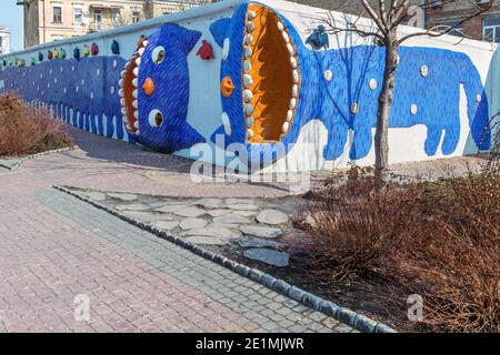 Kiev, Ukraine - 7 mars 2014 : fragment d'un panneau en mosaïque d'un magnifique parc pour enfants avec terrains de jeux sur une allée paysagée dans le centre-ville. Banque D'Images