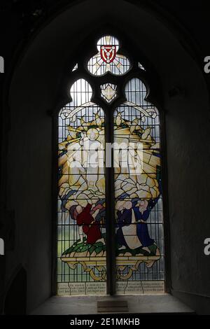 Un vitrail moderne de Christopher Webb représentant la transfiguration du Christ; Église de St Andrew, Letheringsett, Norfolk Banque D'Images