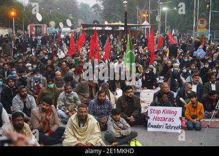 Des musulmans chiites pakistanais protestent contre le meurtre de mineurs De la communauté chiite Hazara qui ont été tués dans un Attaque par des hommes armés à Lahore Banque D'Images