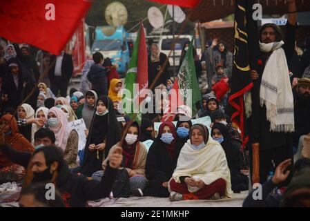 Des musulmans chiites pakistanais protestent contre le meurtre de mineurs De la communauté chiite Hazara qui ont été tués dans un Attaque par des hommes armés à Lahore Banque D'Images