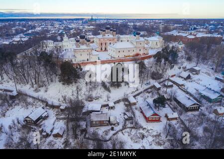 Vue sur la Sainte Trinité du monastère Makaryevo-Unzhensky dans le paysage de la ville en soirée d'hiver (photographie aérienne). Makariev. Région de Kostroma, Russ Banque D'Images