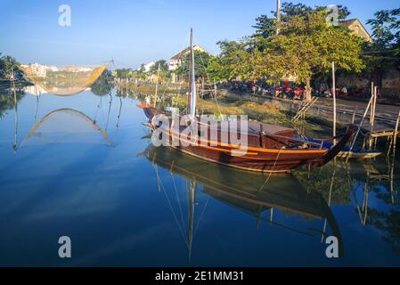 HOI AN, VIETNAM - 04 JANVIER 2016 : matin ensoleillé sur la rivière Thu bon Banque D'Images