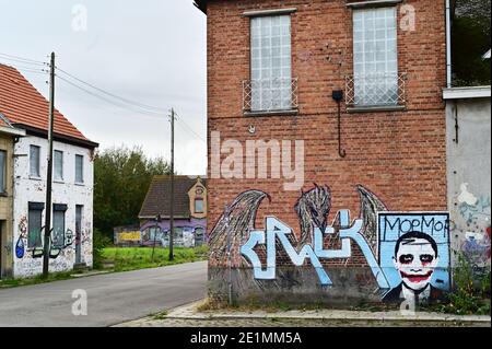 A embarqué dans les maisons couvertes de graffiti Banque D'Images