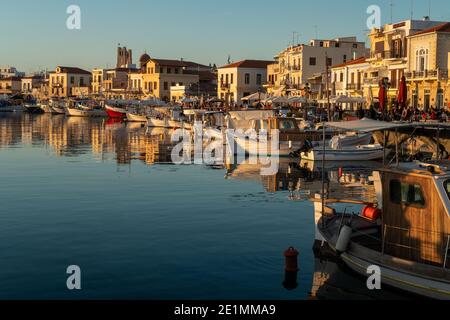 Port de la ville d'Aegina Egina avec bateaux de pêche et bâtiments rustiques de l'île Saronique près d'Athènes, Golfe Saronique, Grèce Banque D'Images