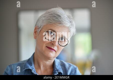 portrait d'une belle femme de 50 ans souriante aux cheveux blancs Banque D'Images