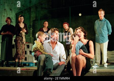 Centre principal : Jonathan Cake (Jason), Fiona Shaw (Medea) avec (à droite) Jonathan Slinger (Tutor) en MEDEA par Euripides au Queen's Theatre, Londres W1 30/01/2001 traduit par Kenneth McLeish & Frédéric Raphael Set design: Tom Pye costumes: Tom Rand éclairage: Peter Mumford réalisateur: Deborah Warner Banque D'Images