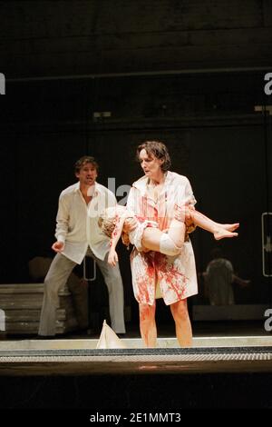 Jonathan Cake (Jason), Fiona Shaw (Medea) dans MEDEA par Euripides au Queen's Theatre, Londres W1 30/01/2001 traduit par Kenneth McLeish & Frederic Raphael Set design: Tom Pye costumes: Tom Rand éclairage: Peter Mumford réalisateur: Deborah Warner Banque D'Images