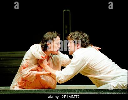 Fiona Shaw (Medea), Jonathan Cake (Jason) dans MEDEA par Euripides au Queen's Theatre, Londres W1 30/01/2001 traduit par Kenneth McLeish & Frederic Raphael Set design: Tom Pye costumes: Tom Rand éclairage: Peter Mumford réalisateur: Deborah Warner Banque D'Images